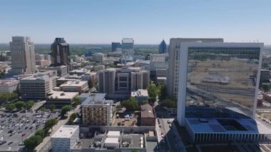 Sacramento, California, ABD şehir merkezinin öğleden sonra hava görüntüsü. Şehrin merkezindeki gökdelenler.