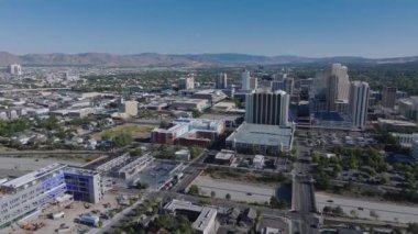 Nevada 'daki Reno şehrinin panoramik hava manzarası. Reno, Nevada şehir merkezi, oteller, kumarhaneler ve çevresindeki yüksek doğu Sierra etekleriyle.