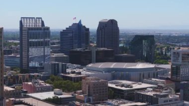 Sacramento, California, ABD şehir merkezinin öğleden sonra hava görüntüsü. Şehrin merkezindeki gökdelenler.