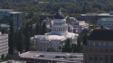 Kaliforniya Eyalet Meclisi binası Sacramento 'da güneşli bir günde. Kaliforniya Eyalet Meclisi, neoklasik mimariyle eyalet hükümetinin işlevlerini birleştiren tarihi bir yapı..
