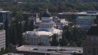 Kaliforniya Eyalet Meclisi binası Sacramento 'da güneşli bir günde. Kaliforniya Eyalet Meclisi, neoklasik mimariyle eyalet hükümetinin işlevlerini birleştiren tarihi bir yapı..