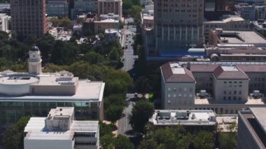 Sacramento, California, ABD şehir merkezinin öğleden sonra hava görüntüsü. Şehrin merkezindeki gökdelenler.