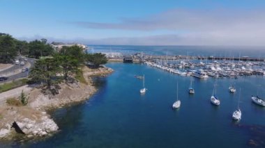 Kaliforniya 'daki Monterey şehrinin güzel hava manzarası rıhtıma yanaşmış birçok yatla birlikte..