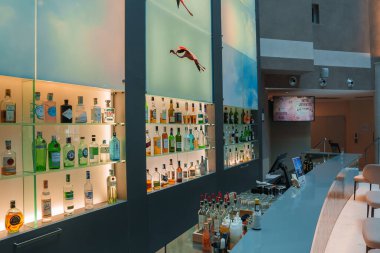 Lüks bir Sardunya otelinde, içinde kıvrımlı bir tezgah, aydınlatılmış içki rafları ve eşsiz kuş duvarı süslemeleri olan sofistike bir bar keşfedin..