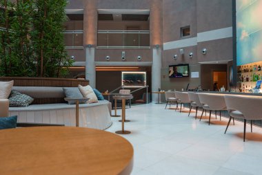 Sardunya 'da şık bir otelin içinde gösterişli mobilyalar, çevre ışıkları ve cilalı bir bar var. Büyük bir ortamda konfor ve sofistike bir karışım..