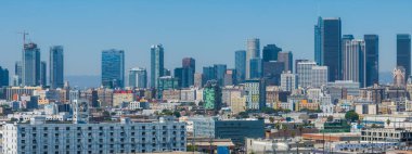 Görüntü Los Angeles şehir merkezinin hava perspektifini yakalıyor, ABD Bank Tower ve Wilshire Grand Center gibi modern gökdelenleri sergiliyor..