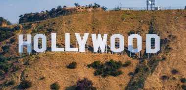 Hollywood tabelası Los Angeles, Kaliforniya 'daki Lee Dağı' nın kuru, çimenli tepelerinde, eğlence endüstrisini sembolize ediyor..
