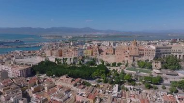 Cagliaris Castello ilçesinde ortaçağ mimarisi, Bastione di Saint Remy ve Akdeniz ve uzak dağlarla çevrili bir şehir manzarası bulunur..