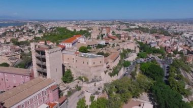 Cagliaris Castello ilçesinde ortaçağ mimarisi, Bastione di Saint Remy ve Akdeniz ve uzak dağlarla çevrili bir şehir manzarası bulunur..