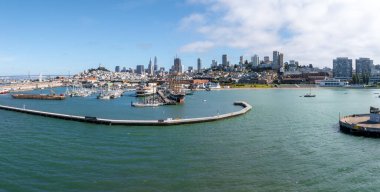 Transamerica Piramidi, rıhtım rıhtımı ve açık gökyüzünün altındaki Golden Gate Köprüsü 'nün yer aldığı San Fransiskos ufuk çizgisi..