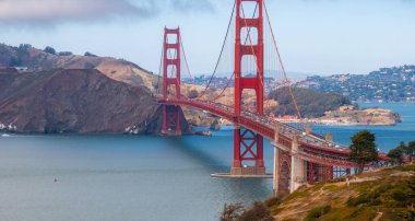 Golden Gate Köprüleri Uluslararası Turuncu renk körfez ve Marin County tepeleriyle çelişiyor, bulutsuz bir günde yakalandılar..