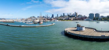 Transamerica Piramidi ve Satış Gücü Kulesi 'nin yer aldığı San Franciscos ufuk çizgisi..