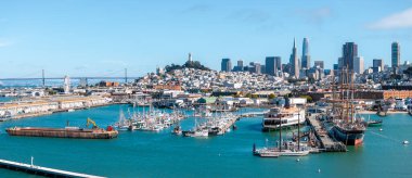 San Francisco 'nun Telegraph Hill, Bay Bridge' deki Coit Kulesi ve Transamerica Piramidi ve Satış Gücü Kulesi ile gökyüzü manzarası.