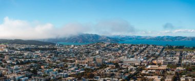 San Fransisko kentsel manzarasının havadan perspektifi, Golden Gate Köprüsü kısmen sisle kaplı, Marin Headlands ise uzakta..