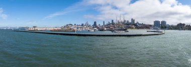 Transamerica Piramidi ve Satış Gücü Kulesi 'nin yer aldığı San Francisco silueti. Hyde Caddesi İskelesi 'nde sakin körfez sularıyla birlikte tarihi gemiler..