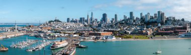Transamerica Piramidi, Satış Gücü Kulesi, Coit Kulesi ve rıhtım üzerindeki Bay Köprüsü 'nün yer aldığı San Franciscos ufuk çizgisi..
