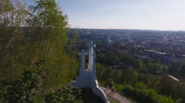 Video, Litvanya 'nın Vilnius kentindeki Üç Haç anıtını yakalıyor, yemyeşil ağaçlarla dolu bir tepede geçiyor, tarihi ve kültürel önemini gözler önüne seriyor..