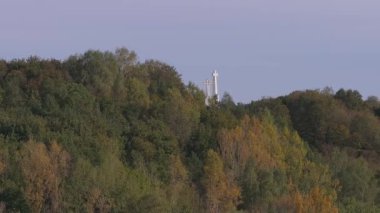 Video, Litvanya 'nın Vilnius kentindeki Üç Haç anıtını yakalıyor, yemyeşil ağaçlarla dolu bir tepede geçiyor, tarihi ve kültürel önemini gözler önüne seriyor..