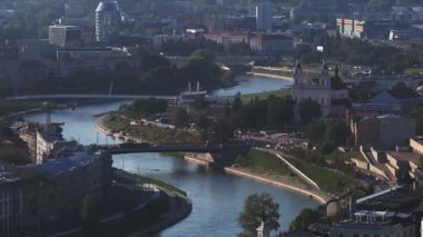 Modern gökdelenler, tarihi binalar, yemyeşil alanlar ve uzak yerleşim alanlarının yer aldığı Vilnius, Litvanya 'nın hava manzarası..