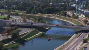 Modern gökdelenler, tarihi binalar, yemyeşil alanlar ve uzak yerleşim alanlarının yer aldığı Vilnius, Litvanya 'nın hava manzarası..