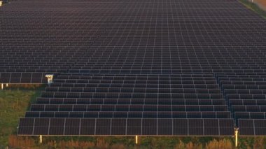 Güneş panelleri, hava perspektifinden Litvanya 'da iyi organize edilmiş bir güneş enerjisi tesisini sergiliyor..