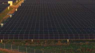 Güneş panelleri, hava perspektifinden Litvanya 'da iyi organize edilmiş bir güneş enerjisi tesisini sergiliyor..