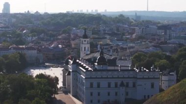 Vilnius, Litvanya 'nın havadan görünüşü, Neoklasik Vilnius Katedrali ve çan kulesinin yer aldığı tarihi ve modern mimarinin karışımı.