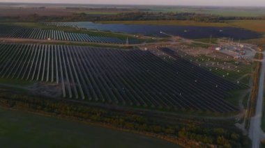 Güneş panelleri, hava perspektifinden Litvanya 'da iyi organize edilmiş bir güneş enerjisi tesisini sergiliyor..