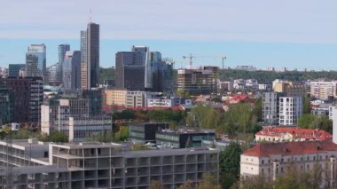 Modern gökdelenler, tarihi binalar, yemyeşil alanlar ve uzak yerleşim alanlarının yer aldığı Vilnius, Litvanya 'nın hava manzarası..