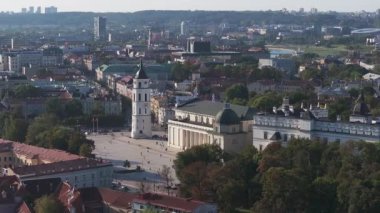 Vilnius, Litvanya 'nın havadan görünüşü, Neoklasik Vilnius Katedrali ve çan kulesinin yer aldığı tarihi ve modern mimarinin karışımı.