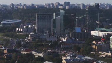 Modern gökdelenler, tarihi binalar, yemyeşil alanlar ve uzak yerleşim alanlarının yer aldığı Vilnius, Litvanya 'nın hava manzarası..