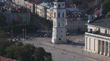 Vilnius, Litvanya 'nın havadan görünüşü, Neoklasik Vilnius Katedrali ve çan kulesinin yer aldığı tarihi ve modern mimarinin karışımı.