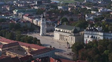 Vilnius, Litvanya 'nın havadan görünüşü, Neoklasik Vilnius Katedrali ve çan kulesinin yer aldığı tarihi ve modern mimarinin karışımı.