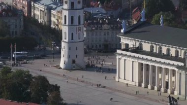 Vilnius, Litvanya 'nın havadan görünüşü, Neoklasik Vilnius Katedrali ve çan kulesinin yer aldığı tarihi ve modern mimarinin karışımı.
