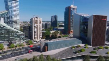 Modern gökdelenler, tarihi binalar, yemyeşil alanlar ve uzak yerleşim alanlarının yer aldığı Vilnius, Litvanya 'nın hava manzarası..