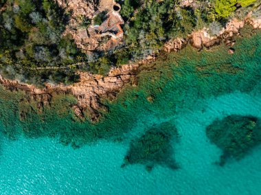 Sardunya kıyı şeridinin hava perspektifi kayalık oluşumlar, yoğun yeşillik ve açık turkuaz Akdeniz sularını ortaya çıkararak doğal güzellikleri vurguluyor..