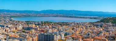 Sardinya 'nın başkenti Cagliari modern ve tarihi binaların bir karışımına sahiptir. Molentargius Saline Parkı ve çevresindeki dağlar kıyı ortamını güzelleştirir..