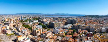 Modern ve tarihi binaların bir karışımının yer aldığı Cagliari 'nin havadan görünüşü, Sardinya başkenti. Cagliari Körfezi ve uzak tepeler görülebilir..