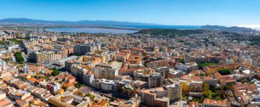 Sardinya 'nın başkenti Cagliari modern ve tarihi binaların bir karışımına sahiptir. Akdeniz, Sella del Diavolo ve tuz düzlükleri manzarayı güzelleştirir.