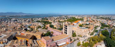 Tarihi Castello bölgesi, Torre dellElefante, renkli binalar ve uzak dağları olan Cagliari Körfezi 'nin havadan görünüşü..