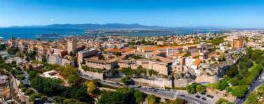 İtalya 'nın Cagliari kentinin havadan bakış açısı, tarihi Castello bölgesini vurguluyor, yemyeşil ve uzak dağlarla Cagliari Körfezi' ni vurguluyor..