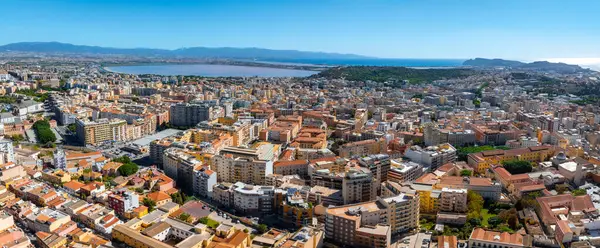 Sardinya 'nın başkenti Cagliari modern ve tarihi binaların bir karışımına sahiptir. Akdeniz, Sella del Diavolo ve tuz düzlükleri manzarayı güzelleştirir.