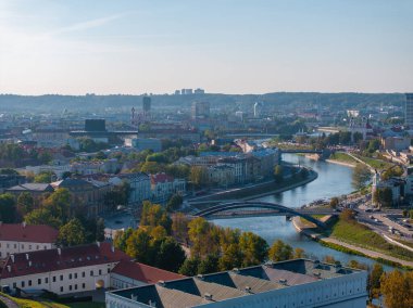Vilnius, Litvanya 'nın havadan görünüşü, Neris Nehri, renkli binalar, ve temiz bir gökyüzü altında tarihi ve modern mimarinin bir karışımı..