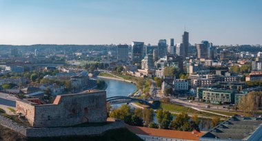 Gediminas Kulesi, Neris Nehri ve açık mavi gökyüzü altında modern ve tarihi mimarinin bir karışımı yer alan Vilnius, Litvanya 'nın havadan görünüşü.