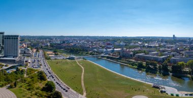 Vilnius, Litvanya 'nın havadan görünüşü, Neris Nehri, yeşil bir park, işlek yollar, temiz bir gökyüzü altında tarihi ve modern mimarinin karışımı..