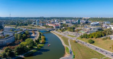 Vilnius, Litvanya 'nın havadan görünüşü, Neris Nehri, Vilnius TV Kulesi ve Ulusal Sanat Galerisi' nin yer aldığı tarihi ve modern mimari.