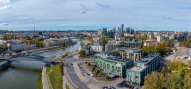 Vilnius, Litvanya 'nın havadan görünüşü, Neris Nehri, yeşil çatılı modern binalar, ve tarihi mimarinin ortasında Vilnius TV Kulesi.
