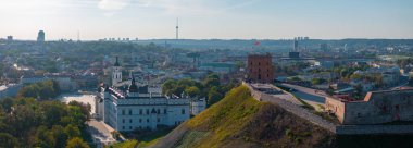 Litvanya, Vilnius 'un havadan görünüşü, bir tepedeki Gediminas Kulesi' ni vurguluyor. Şehir manzarası yemyeşil çağdaş ve tarihi mimariyi içerir..