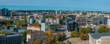 Vilnius, Litvanya 'nın hava perspektifi, modern inşaatı, yeşil alanları ve çeşitli yerleşim ve ticari binaları vurguluyor..