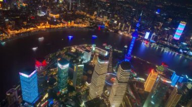 Shanghai 'nin gece canlı şehir manzarası aydınlatılmış Doğu İnci Kulesi, Bund' un tarihi binaları ve dinamik nehir aktivitesi içerir..